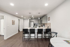 Spacious, King Bed, w Pool Table & Brunch Below! 303